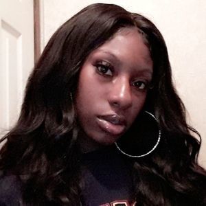 Meet your Posher, Akia